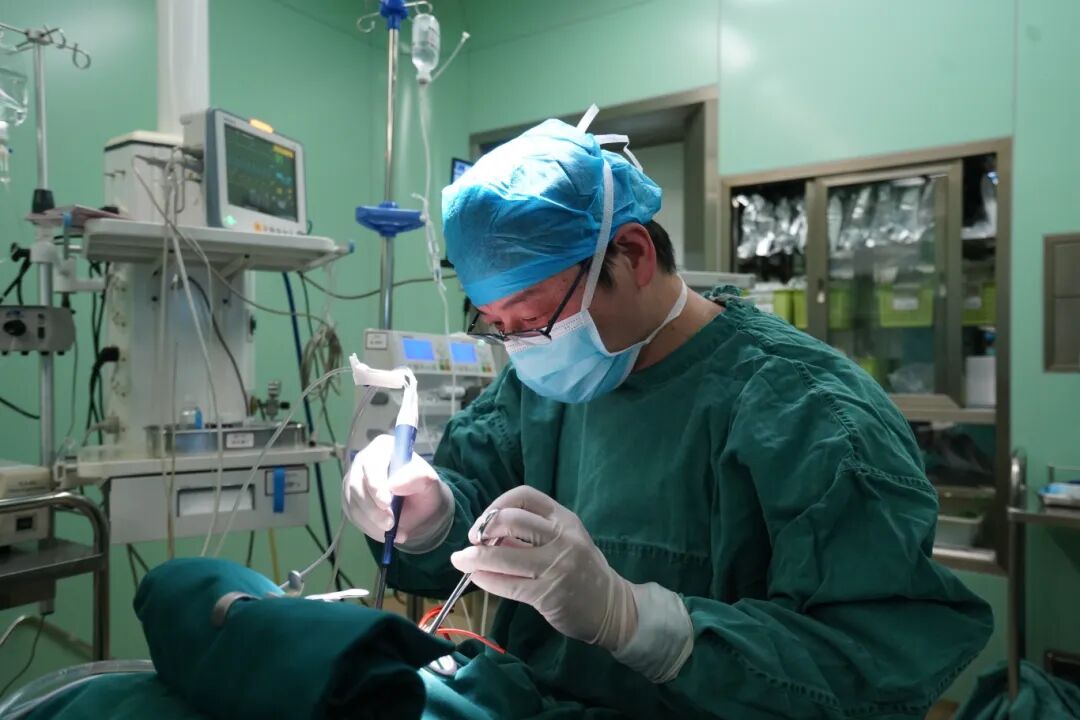 12.10谢利生手术.jpg 12.10谢利生手术.jpg